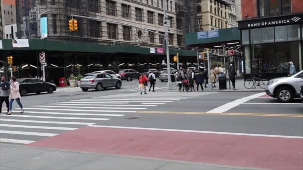美国纽约州纽约 2021年4月20日 位于第五大道和西23街拐角处的景观 显示交通和行人 — 图库视频影像