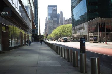 New York, New York, ABD - 26 Nisan 2021: Batı 42. Cadde 'deki kaldırım boyunca Bollards sabah erken saatlerde izlendi