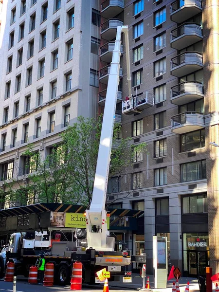 뉴욕주 2021 물체를 거리에서 아파트로 옮기는 — 스톡 사진