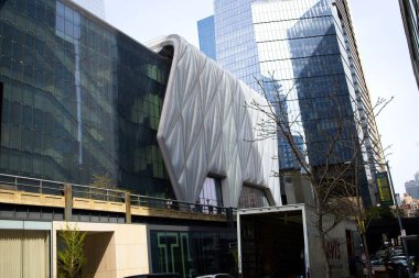 New York, New York, ABD - 5 Mayıs 2021: Hudson Yards Barakası Batı 30. Cadde 'den izlendiği gibi