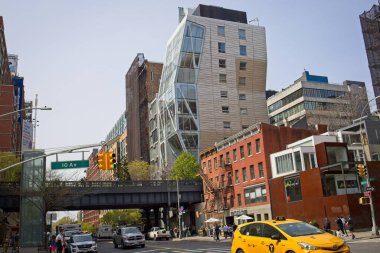 New York, New York, ABD - 5 Mayıs 2021: Chelsea 'deki High Line boyunca yerleşim ve ticari yapıların bir karışımı