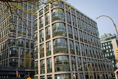 New York, New York, ABD - 5 Mayıs 2021: 10. Bulvar 'daki Fener Evi ve High Line' a bitişik 18. Cadde