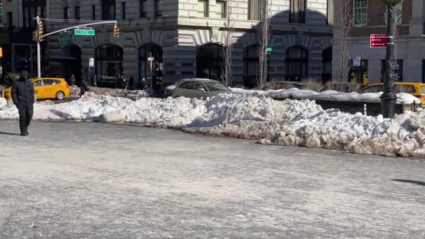 New York Usa Maj 2021 Snöbankar Kvar Vid Plogar Park — Stockvideo