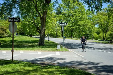 New York, New York, ABD - 9 Mayıs 2021: Güneşli bir bahar gününde Central Park 'ta bisikletler