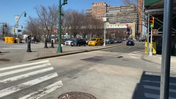 New York Usa May 2021 Traffic Stopped Light Downtown 10Th — Stock Video