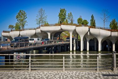 New York, New York, ABD - 15 Mayıs 2021: Hudson Nehri üzerinde Little Island 'ın yapımında kullanılan beton kapsüller