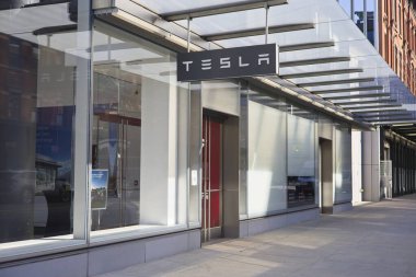New York, New York, ABD - 17 Mayıs 2021: Tesla araba galerisi girişi Manhattan 'ın Köfte Bölgesi