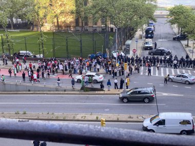 New York, New York, ABD - 20 Mayıs 2021: Filistin yanlısı göstericiler polis barikatıyla birlikte Birinci Cadde 'ye yürüyorlar.