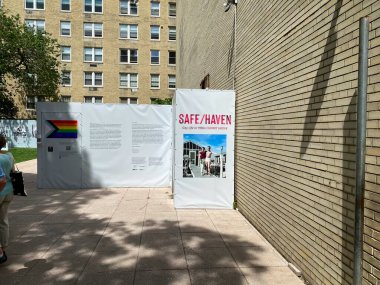 New York, New York, ABD - 23 Mayıs 2021: New York Tarih Topluluğu 1950 'lerde Cherry Grove' da eşcinsel yaşamın açık hava sergisi