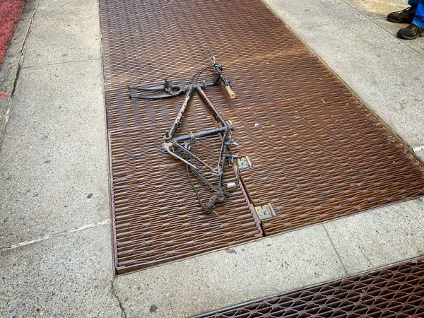 New York Usa May 2021 Remnants Trashed Bicycle Whose Parts — Stock Photo, Image