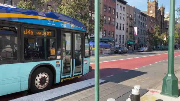 New York Usa May 2021 Articulated Bus Leaves Platform West — Vídeo de stock