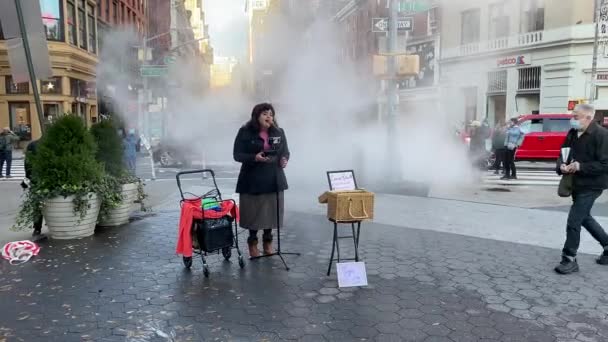 New York Usa Května 2021 Zpěvák Vystupuje Ulici Poblíž Ulice — Stock video