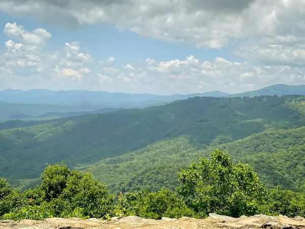 Mountains Sky View Seen Stone Barrier Showing Clouds Distant Views — Stock Photo, Image