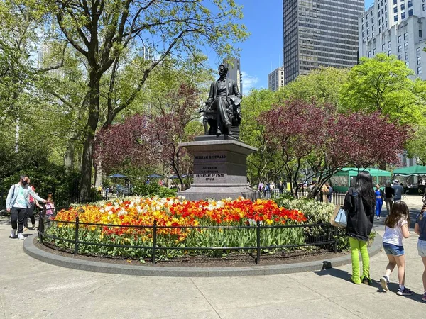 New York, New York, ABD - 15 Haziran 2021: Dışişleri Bakanı William Henry Seward 'ın Madison Square Park' taki heykeli