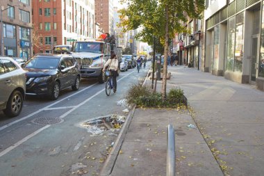 New York, New York, ABD - 23 Haziran 2021: 15. Batı Caddesi yakınlarındaki Altıncı Cadde 'de bisiklet yolu
