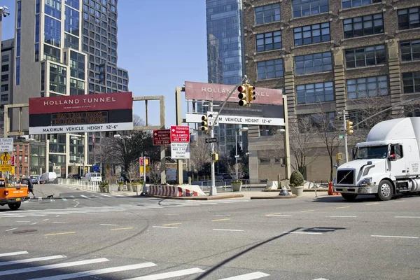 New York, New York, ABD - 23 Haziran 2021: Kanal Caddesi 'ndeki Hollanda Tüneline Giriş