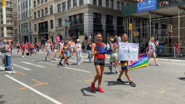 New York, New York, ABD - 28 Haziran 2021: COVID güvenlik kısıtlamaları nedeniyle yıllık Gay Onur Yürüyüşü 'nde yürüyüş yapan bir avuç insan