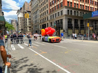 New York, New York, ABD - 28 Haziran 2021: COVID kaygıları nedeniyle yıllık Gay Onur Yürüyüşüne katılan az sayıda kişiden biri.