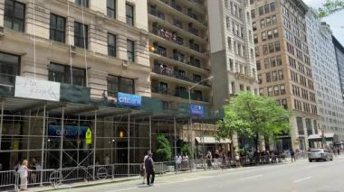 New York, New York, ABD - 3 Temmuz 2021: Yüksek binadaki izleyiciler COVID kısıtlamalarından ötürü sınırlı sayıda Gay yürüyüşçüyü alkışladılar