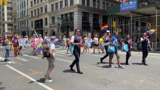 Gay trots parade in Manhattan — Stockvideo