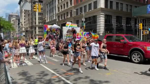 2021年7月3日 2021年6月27日星期日 美国纽约州 同性恋自豪游行中为数不多的几个因暴力侵害妇女行为而举行的游行之一 — 图库视频影像