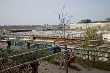 New York, New York, ABD - 10 Temmuz 2021: 30. Cadde üzerindeki High Line 'dan Hudson Yards' da LIRR trenleri