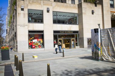 New York, New York, ABD - 10 Temmuz 2021: Rockefeller Center 'daki FAO Schwarz oyuncak mağazasının girişi
