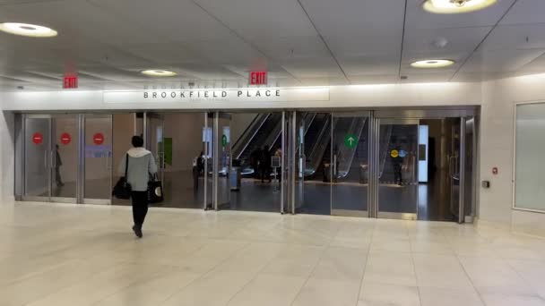 ニューヨーク アメリカ 2021年7月12日 世界貿易センターとブルックフィールド プレイスを結ぶエスカレーターの入り口 — ストック動画