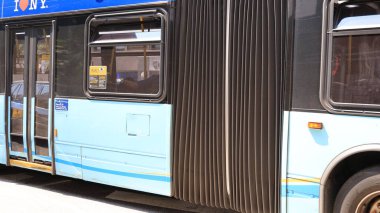 New York, New York, ABD - 17 Temmuz 2021: New York 'taki eklemli otobüslerin parçalarını birbirine bağlayan akordiyon benzeri katlar