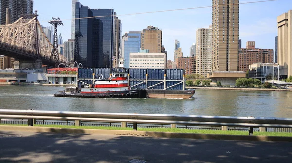 Roosevelt Island Usa July 2021 Σκάφος Που Μετακινεί Φορτηγίδα Στον — Φωτογραφία Αρχείου