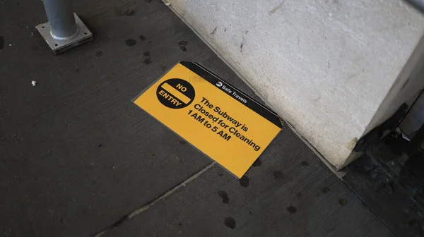 New York Usa July 2021 Sign Lying Sidewalk Indicating Subway — Zdjęcie stockowe