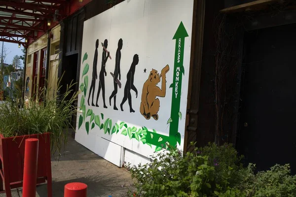 New York, New York, ABD - 23 Temmuz 2021: Pirinç Maymun, Et Paketleme Bölgesi 'nde bulunan ve evrim üzerine ilginç bir dış motifi olan bir bar.