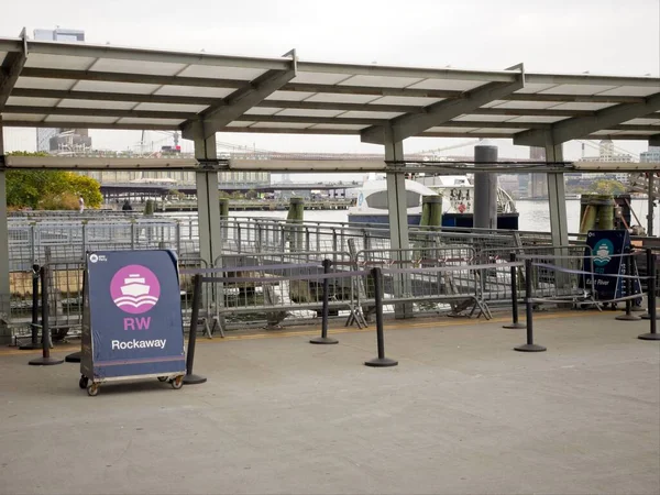 New York, New York, ABD - 25 Temmuz 2021: New York Ferry girişi Rockaways 'e doğrudan su ulaşımı sağlayan Wall Street yakınlarındaki