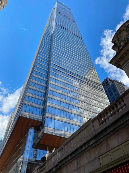 2021年7月25日 美国纽约 从下面的街道上看到的新的万德比尔特超高摩天大楼 — 图库照片