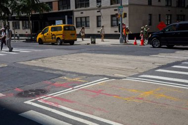 New York, New York, ABD - 2 Ağustos 2021: Ahşap döşemeler trafiği desteklemek için kullanılır, böylece ertesi gün yol çalışmaları aşağıdan devam edilebilir