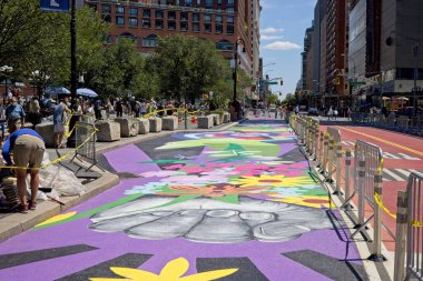 New York, New York, ABD - 2 Ağustos 2021: Union Square 'de sanatsal olarak dekore edilmiş E 14. Cadde' nin bir bölümü