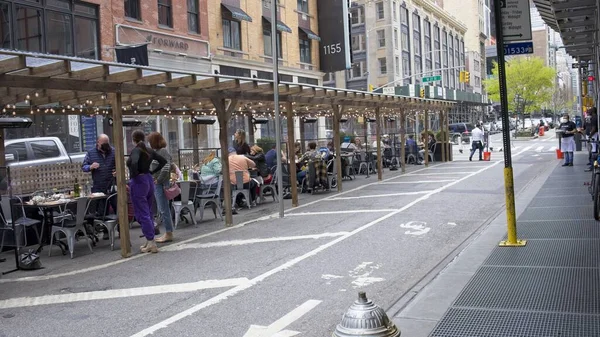New York, New York, ABD - 7 Ağustos 2021: Cadde araç trafiğine kapalıyken Broadway 'in dışında yemek yemek