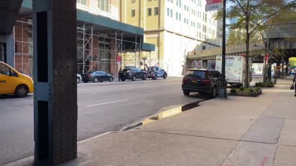 A polícia rebocou um carro estacionado ilegalmente em NYC — Vídeo de Stock