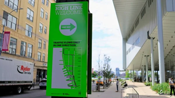 New York, New York, ABD - 13 Ağustos 2021: High Line kamışı üzerinde yürümenin sadece salgının en yüksek seviyesinde kuzeye doğru yapıldığını gösteren bir işaret
