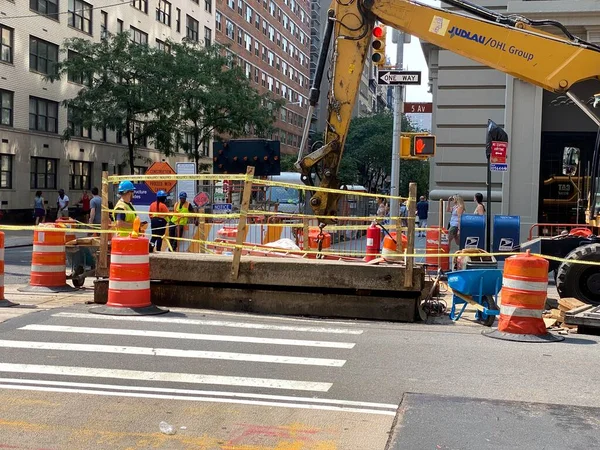 New York Usa Aug 2021 Fifth Avenue Repairs Yellow Tape — Stock Photo, Image
