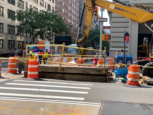 New York, New York, ABD - 14 Ağustos 2021: Yayaların inşaat alanına girmesini önlemek için sarı bant ile Beşinci Cadde onarımı