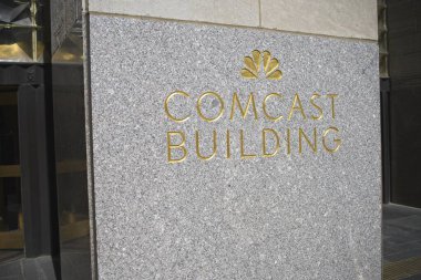New York, New York, ABD - 19 Ağustos 2021: Rockefeller Center 'da Comcast Building köşe taşı (eski adıyla RCA ve GE Building)).