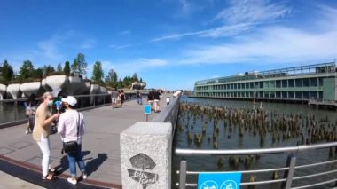 New York, New York, ABD - 20 Ağustos 2021 Little Island 'ın kuzey girişine yaklaşan bölgeye bakıyoruz.