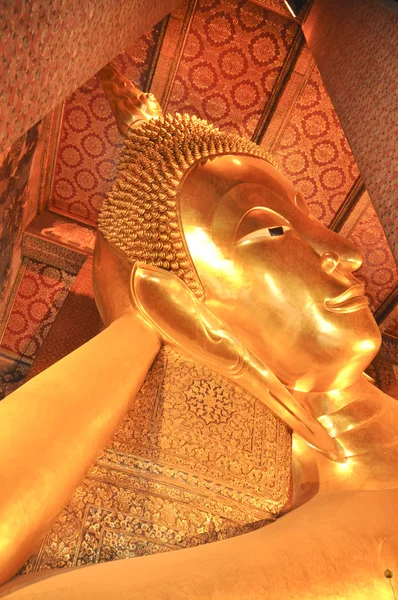 Buddha sdraiato in wat pho bangascar, Thailandia-gennaio 28: Buddha sdraiato in wat pho gennaio 28, 2015 . — Foto Stock