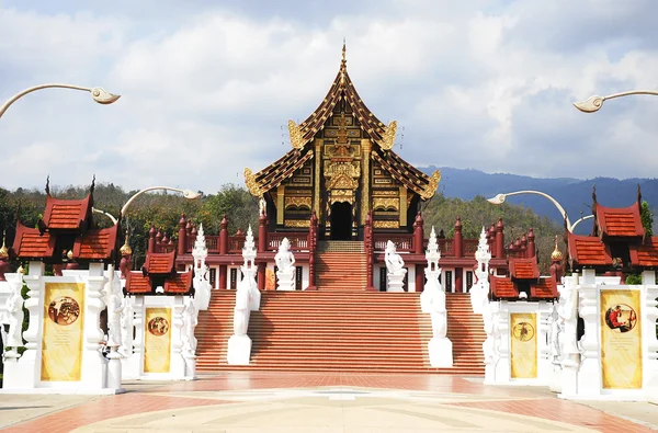 Βασιλικό περίπτερο στο Βασιλικό πάρκο Rajapruek στην Ταϊλάνδη chiangmai — Φωτογραφία Αρχείου
