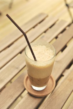 Kapuçino ahşap masa kahve