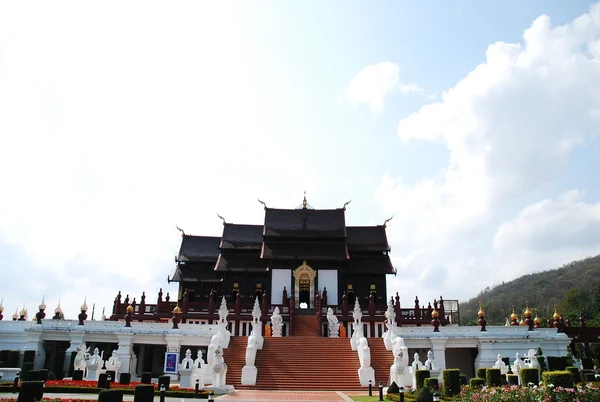 Royal Pavilion i Royal Rajapruek Park i chiangmai thailand — Stockfoto