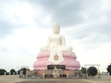 Buda heykeli mavi gökyüzü arka planda