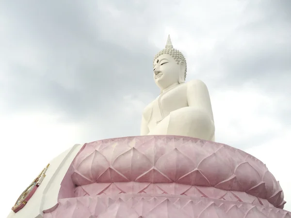 Buddha statue in blue sky background — Stock Photo, Image