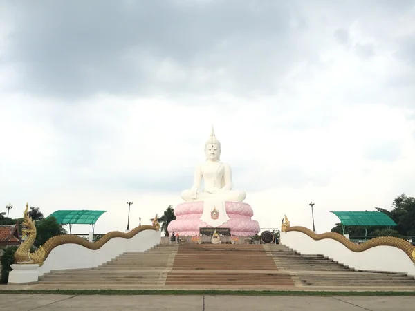 Estátua de Buda em fundo céu azul — Fotografia de Stock